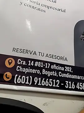 _Sarah-Office1: διαδικτυακό σόου στην κάμερα