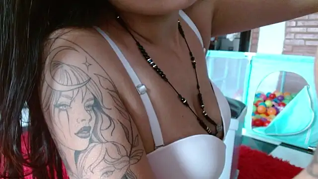 Chat +18 de Lia_rouse04 ao vivo