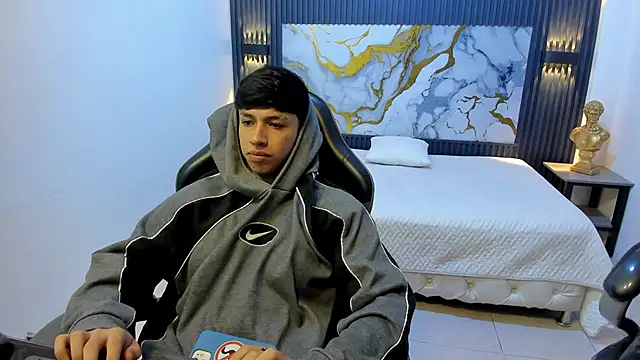 Онлайн чат XXX AdrianFranko