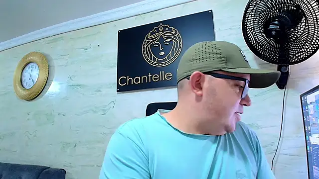maximo_daddy Show in webcam