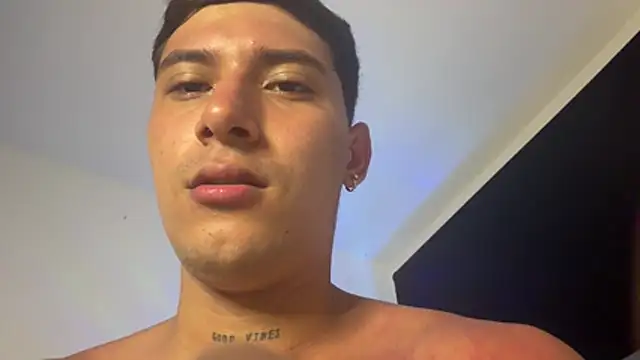 SexxxySquirterStev777 在線直播表演
