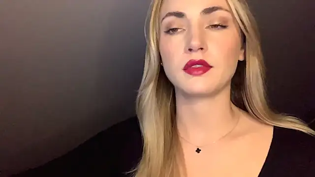 ScarlettSensitive's Live XXX Chat