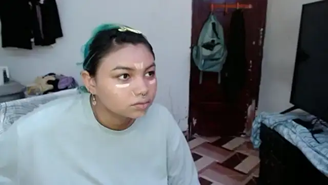 katteyes_20 Adlı Modelin Canlı XXX Sohbeti