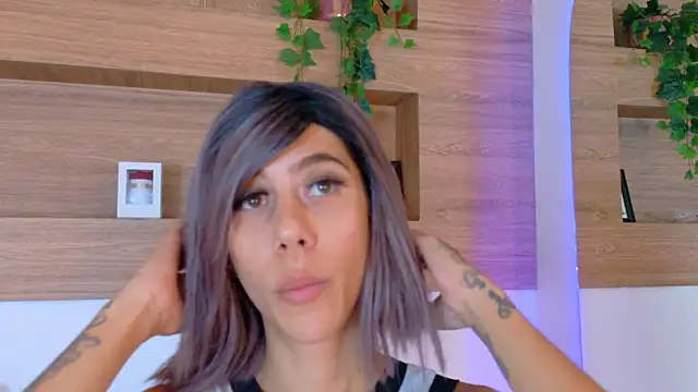Show modela ZoeyPetit na web-kameri