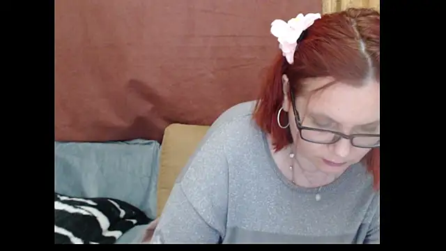 PlayfullMature's Live XXX Chat