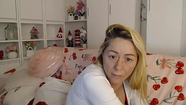 _karolynesyera_'s Live XXX Chat