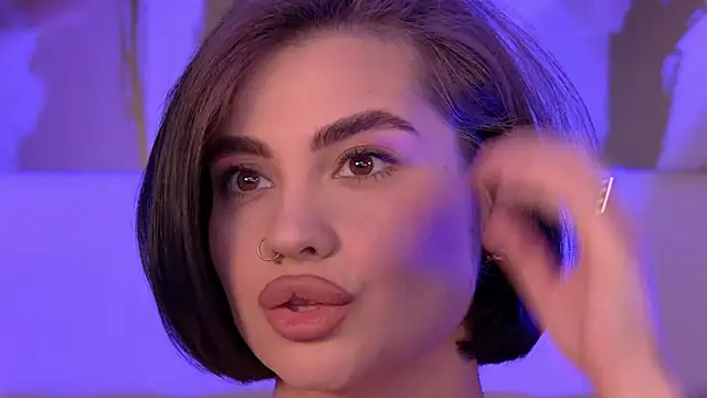 AdrianaToress' Live XXX Chat