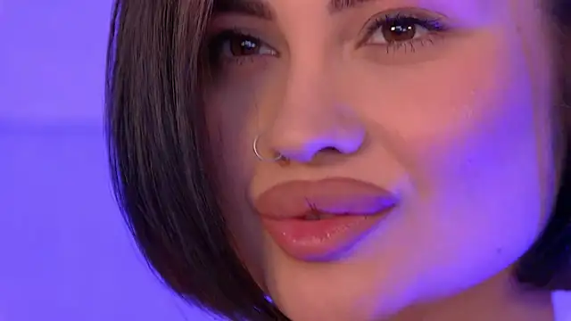 AdrianaToress' Live XXX Chat