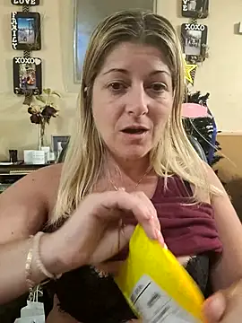 NikkiBlisss: διαδικτυακό σόου στην κάμερα