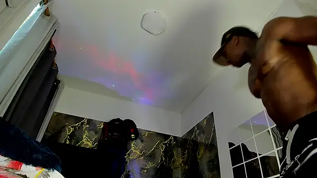 ronnie_7777 élő XXX-chatje