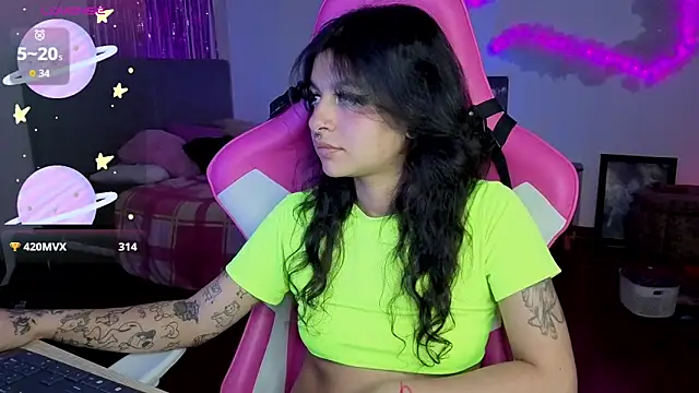 larah_uwu's Live XXX Chat