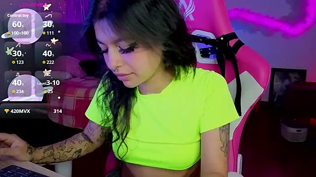 larah_uwu's Live XXX Chat