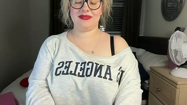 IvyWifey: вебкам-шоу