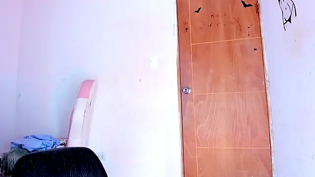XXX chat uživo modela Emily_Coper18