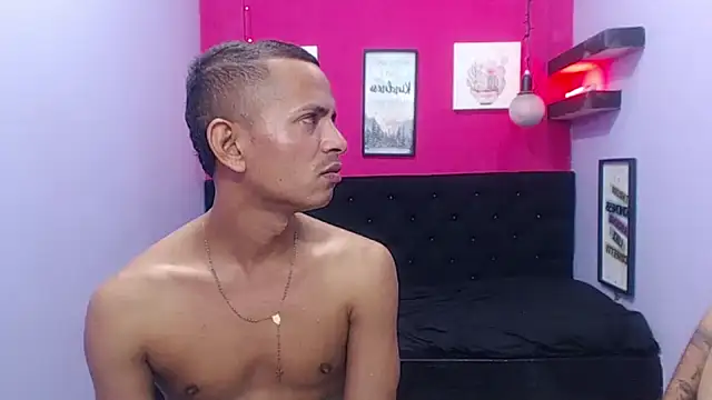 hugecocks_hot: διαδικτυακό σόου στην κάμερα
