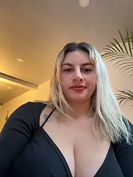AtheneaRossi Adlı Modelin Canlı XXX Sohbeti