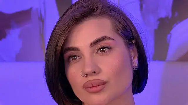Chat +18 de AdrianaToress ao vivo