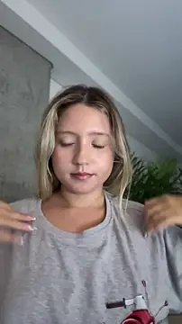 Živý XXX chat MiaPetit_