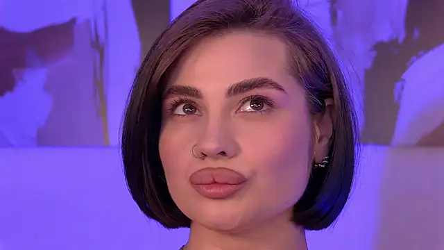 AdrianaToress Chat XXX in diretta