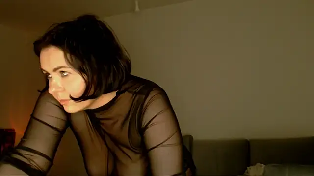 Show modela M1ssShyMira na web-kameri