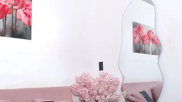 pinky_f00x's Live XXX Chat