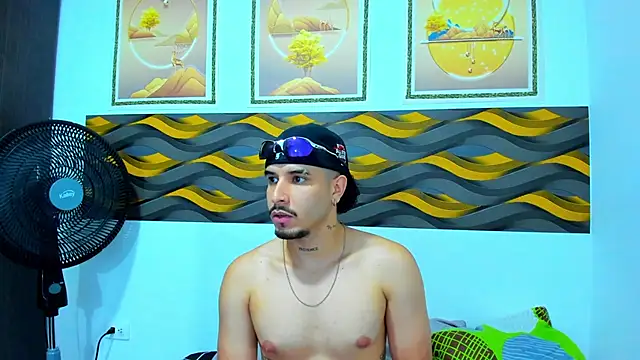Leon_Hotx Show in webcam