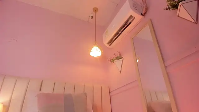 _lucia_18 即時 XXX 聊天