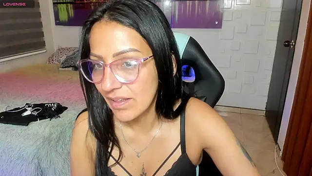 alma_blue's Live XXX Chat