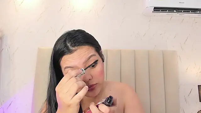 ViolettaRousee_ élő XXX-chatje