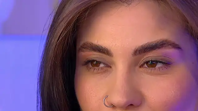 Chat +18 de AdrianaToress ao vivo
