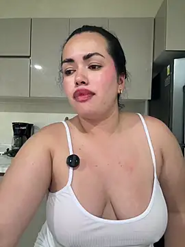 andra_rose Show in webcam