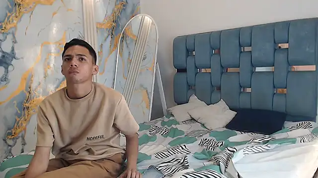 PRETTY_FEM's Webcam Show