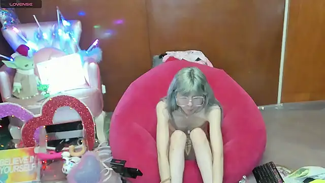 XXX chat uživo modela Skinygirl