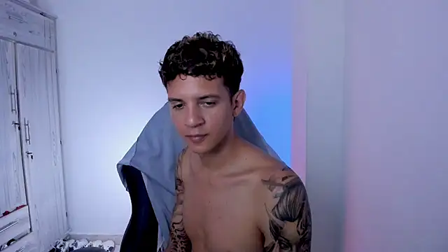 Show modela tylernova na web-kameri