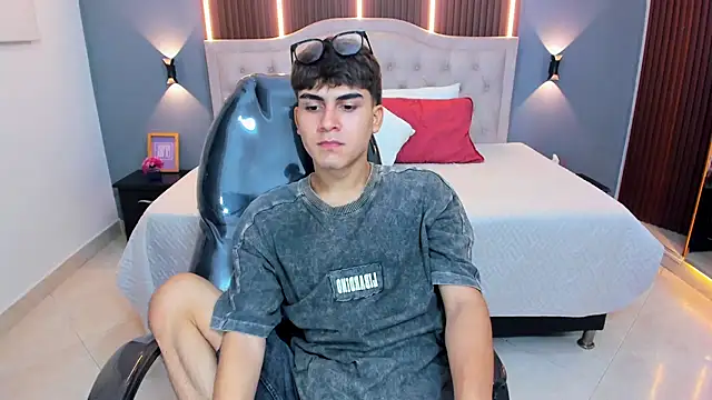 Tommy18__'s Live XXX Chat