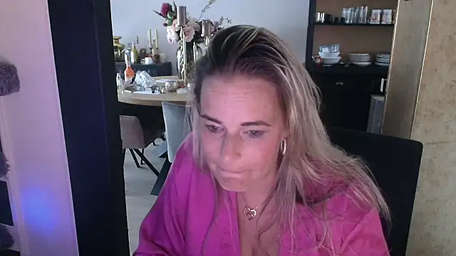 MystiqueMaven Show in webcam