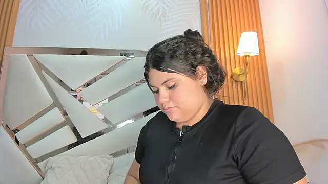 Eimy_Curvy Adlı Modelin Canlı XXX Sohbeti