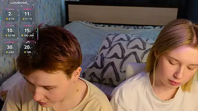 two_gerls_here Show Webcam