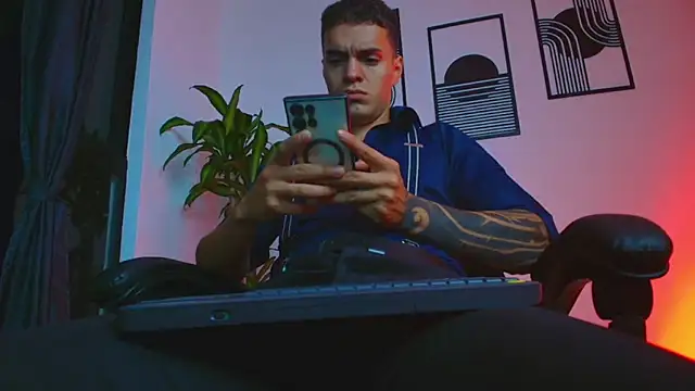 ALPHA_DOMINUS_ Show in webcam