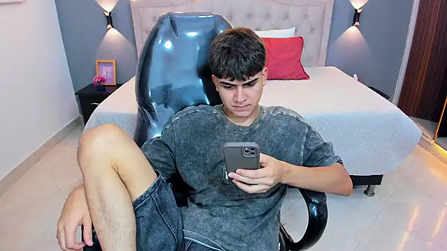 XXX chat uživo modela Tommy18__