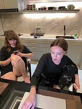 Nura_n_Sarahn Webbikameraesitys