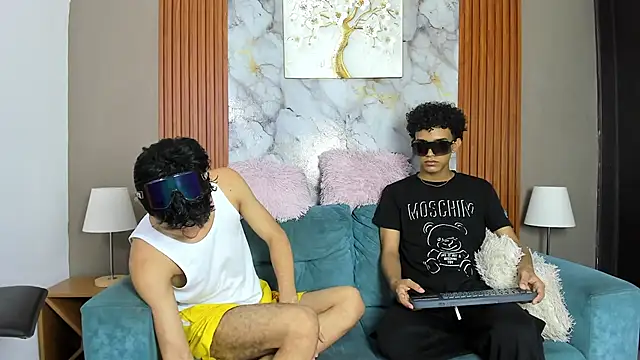 VERY_HOT_GUYS Webcam-Show