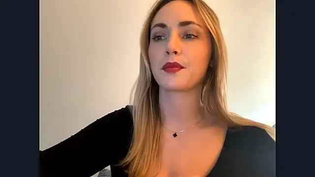 ScarlettSensitive's Live XXX Chat