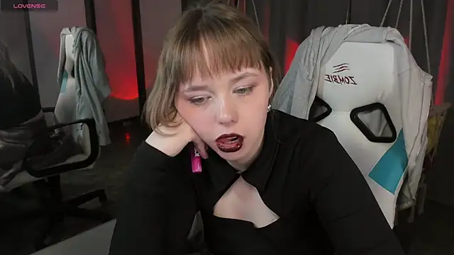 LeonaHicks' Live XXX Chat