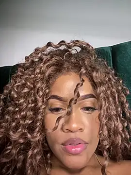 riri_brunnete's Live XXX Chat