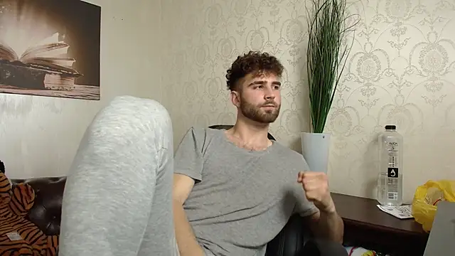 KyloEast Show in webcam
