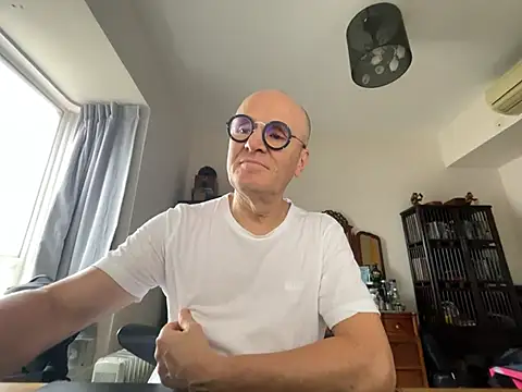 Pokazy przed kamerką – TKSnoopy7