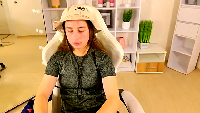NadinnL Adlı Modelin Canlı XXX Sohbeti
