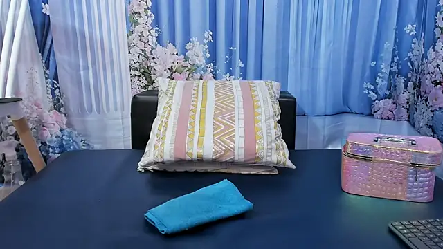 miss--flora's Webcam Show