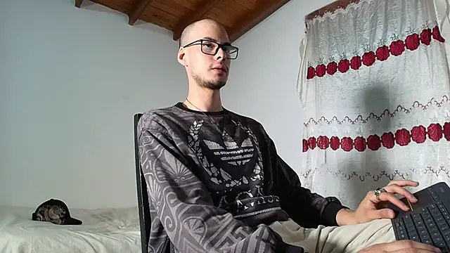 Vlad__night: διαδικτυακό σόου στην κάμερα